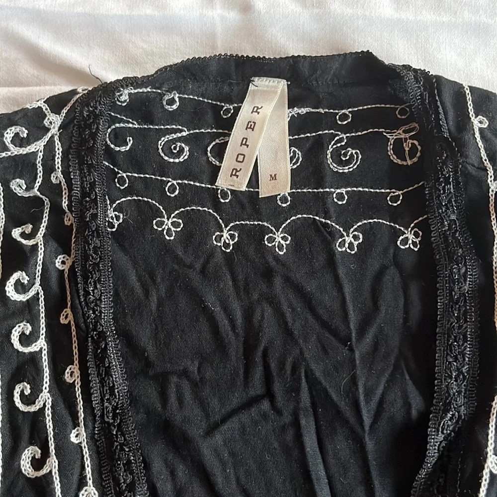 Roper Size M Blouse With White Stitching Pattern - Picture 2 of 6